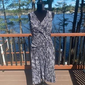 Fitted dress in colors of Black/white & Grey. Nine West size 12